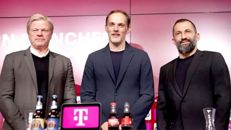 Thomas Tuchel ra mắt trong cuộc họp báo cùng GĐĐH Oliver Kahn (bên trái) và GĐTT Hasan Salihamidžić (bên phải)